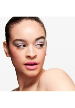 MAC Extra Dimension Skinfinish Richard Quinn Edition - Fixeerspray & -Poeder - Kitten 15 MAC Extra Dimension Skinfinish Richard Quinn Edition - Fixeerspray & -Poeder - Kitten -Mac 585a9bc1f70c4a55a6a6d40897078fa9