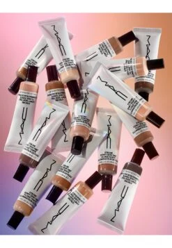 MAC Strobe Dewy Skin Tint - Getinte Dagcrème - Deep 2 17 MAC Strobe Dewy Skin Tint - Getinte Dagcrème - Deep 2 -Mac db670476283c4a028f1604781bb3467c